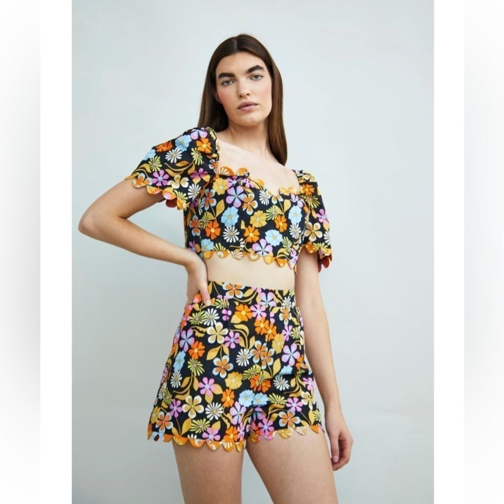 Glam­orous Flow­er print sum­mer top & bottoms set!!
Size Large